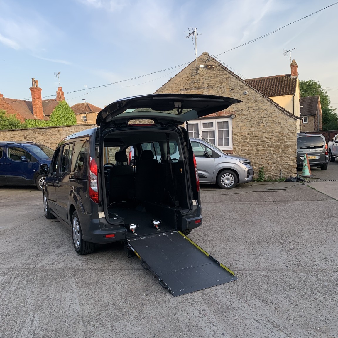 2017 Ford GRAND TOURNEO CONNECT 1.5 TDCi Zetec, exterior view 2