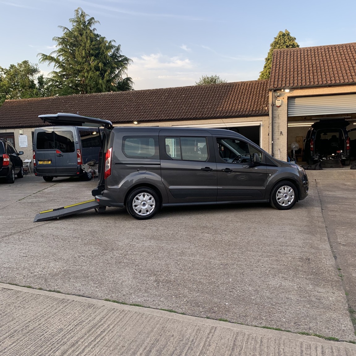 2017 Ford GRAND TOURNEO CONNECT 1.5 TDCi Zetec, exterior view 3