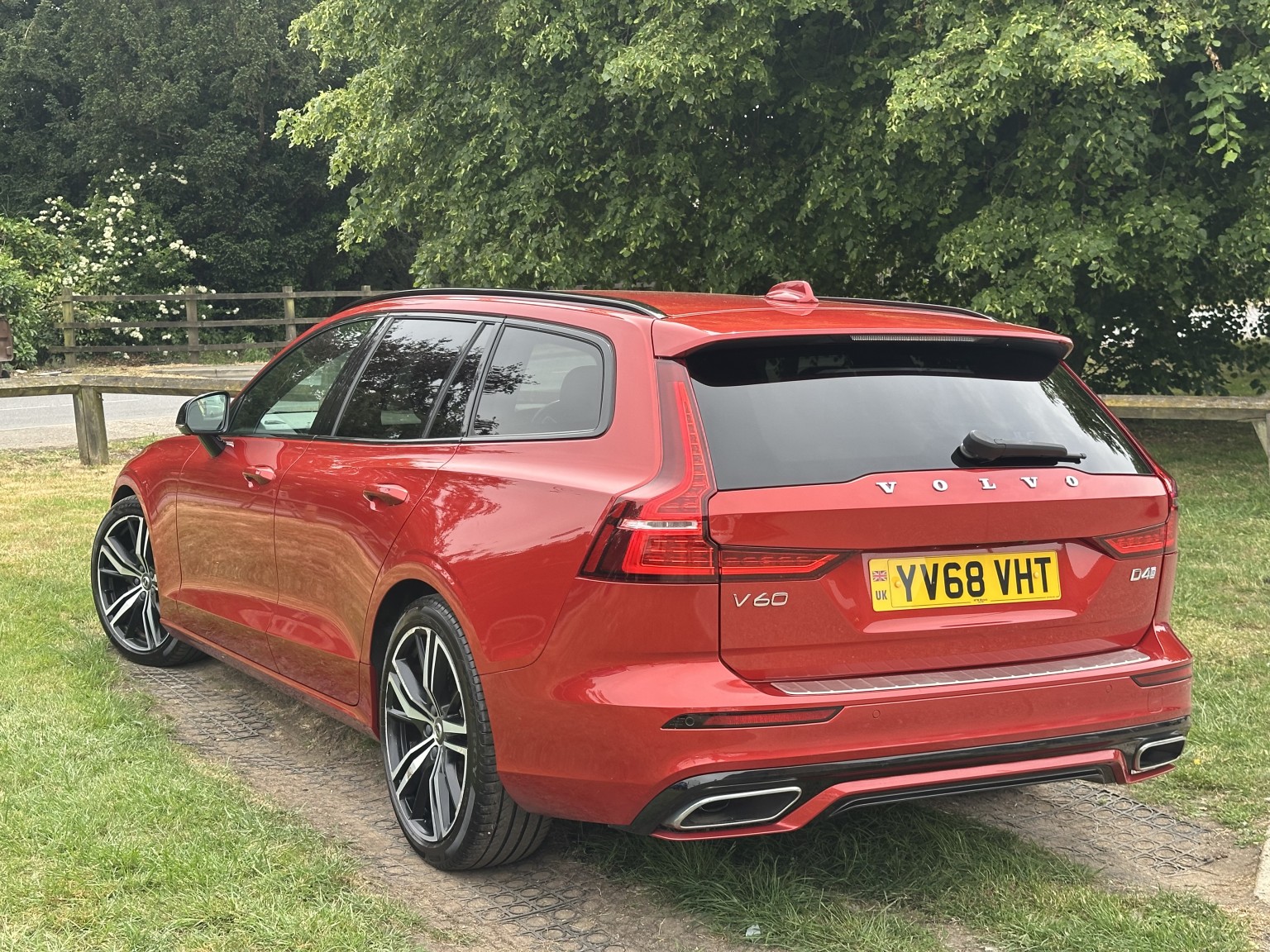 2019 Volvo V60 2.0 R-Design Pro D4, exterior view 3