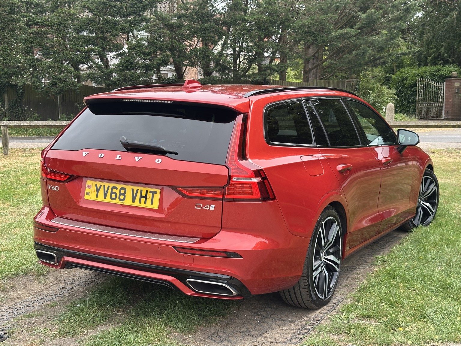 2019 Volvo V60 2.0 R-Design Pro D4, exterior view 4