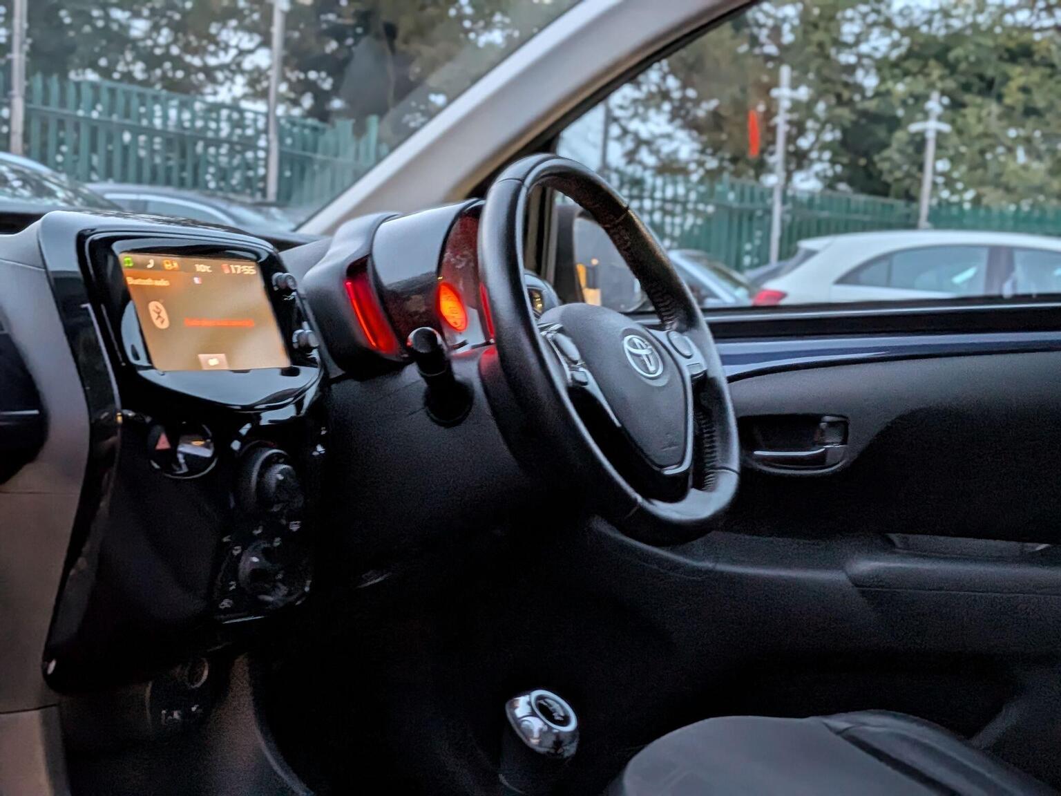2015 Toyota AYGO 1.0 VVT-i x-pression x-wave Euro 5 5dr Euro 5, exterior view 3