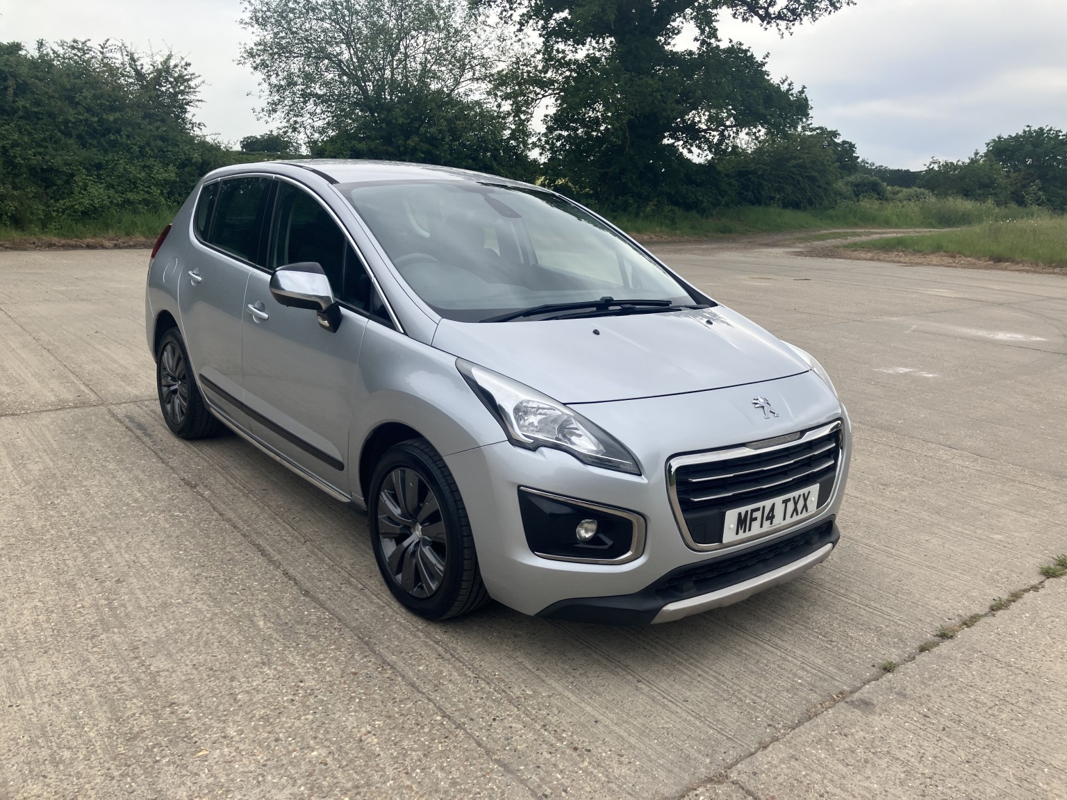 2014 Peugeot 3008 1.6 HDi Active, exterior view 2
