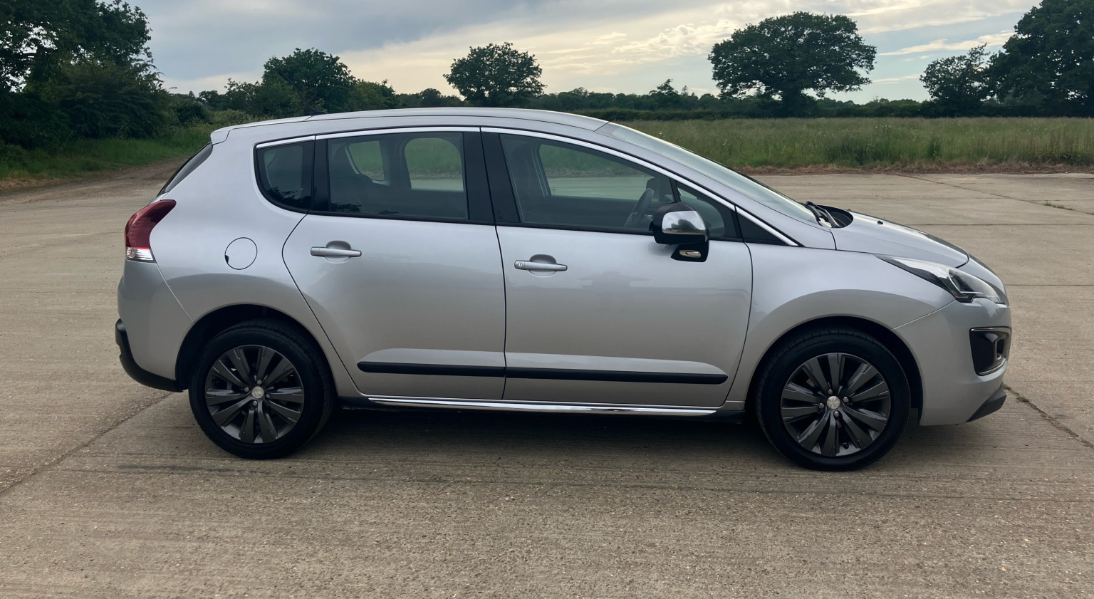 2014 Peugeot 3008 1.6 HDi Active, exterior view 3