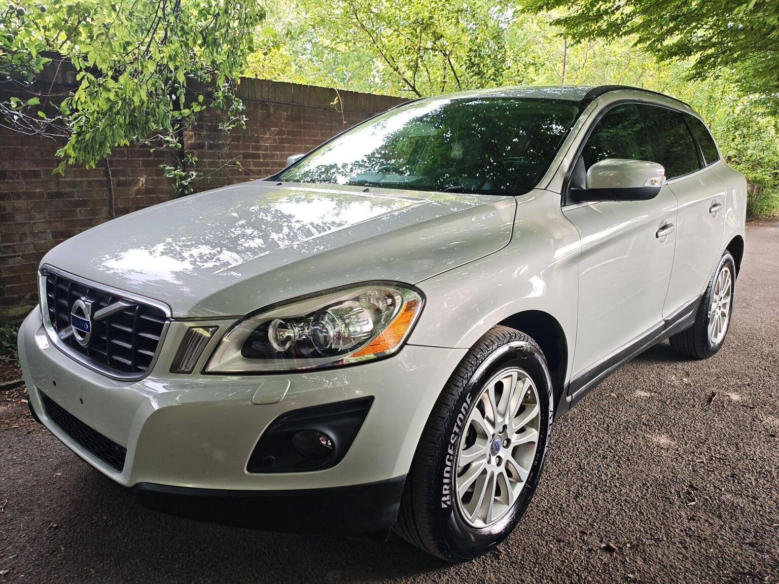 2010 Volvo XC60 3.0 T6 SE Lux Geartronic AWD Euro 5 5dr, exterior view 4