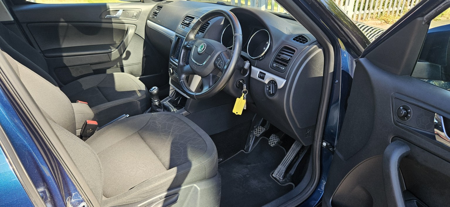 2013 Skoda YETI 2.0 TDI SE Plus 4x4, exterior view 3