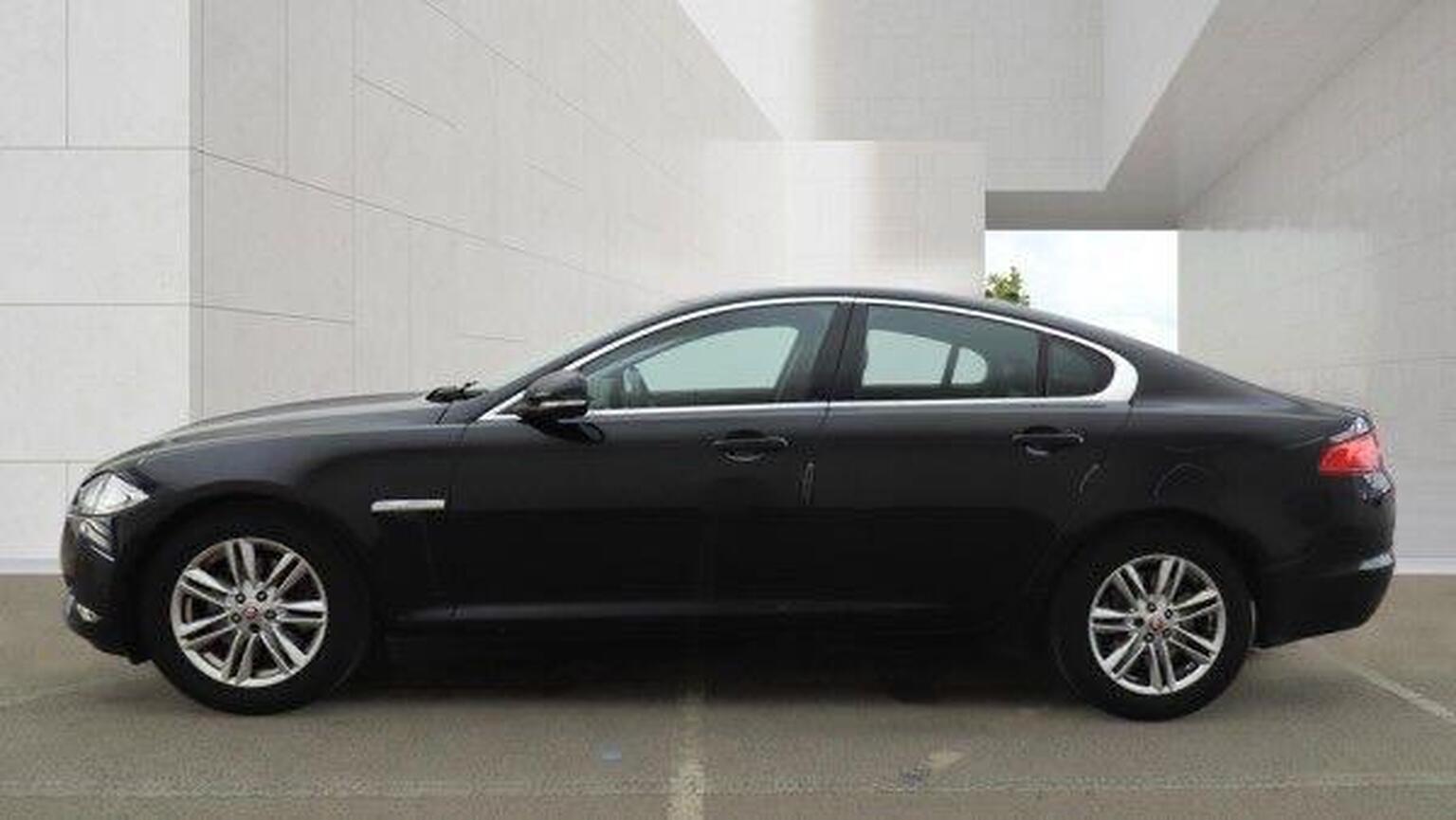 2014 Jaguar XF 2.2d Luxury Auto Euro 5 (s/s) 4dr, exterior view 3