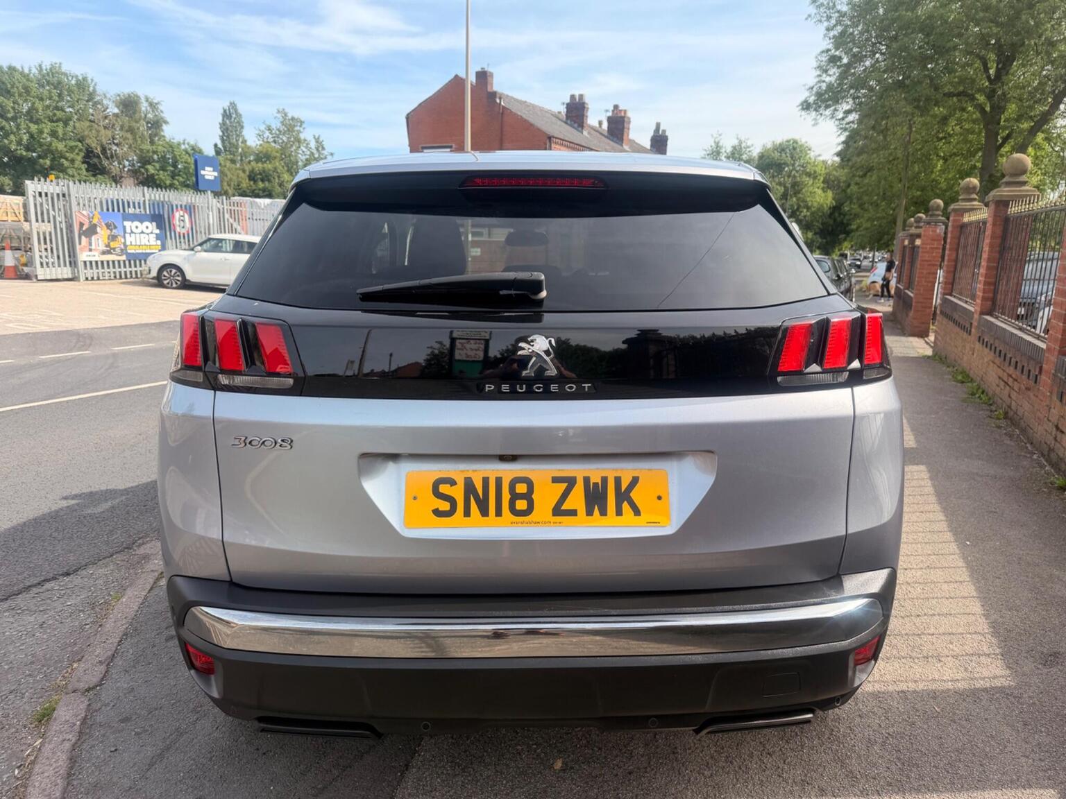 2018 Peugeot 3008 1.2 PureTech Allure Euro 6 (s/s) 5dr, exterior view 4