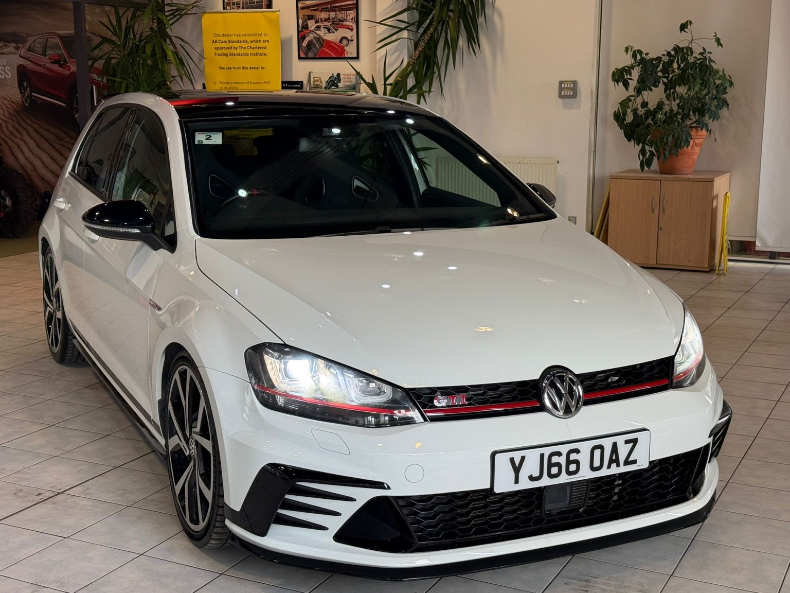 2016 Volkswagen GOLF, exterior view 3