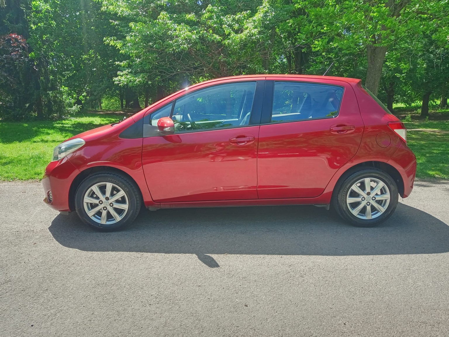 2013 Toyota YARIS 1.3 Dual VVT-i TR, exterior view 3