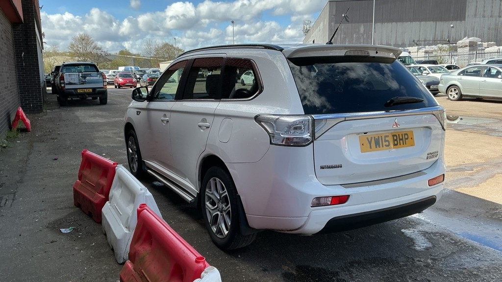 2015 Mitsubishi OUTLANDER 2.0 h 12kWh GX5h, exterior view 3