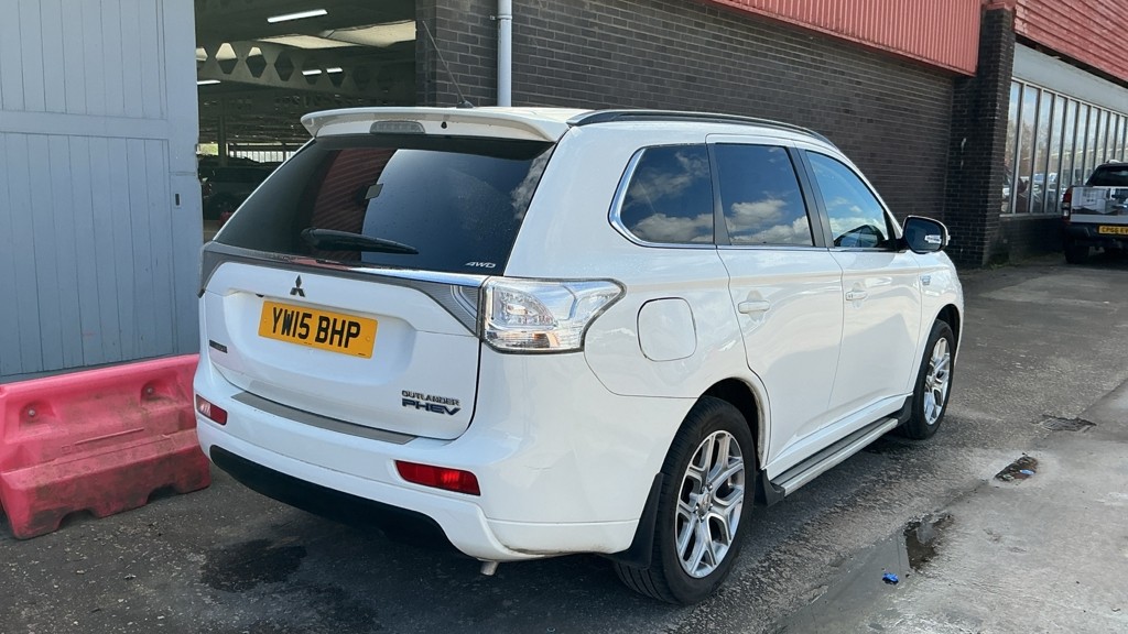 2015 Mitsubishi OUTLANDER 2.0 h 12kWh GX5h, exterior view 4