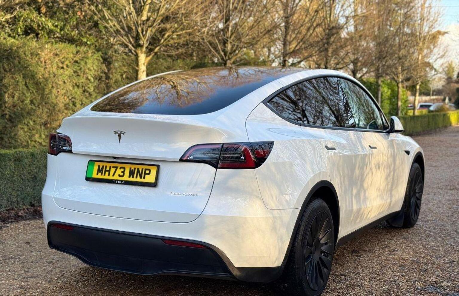 2024 Tesla MODEL Y (Dual Motor) Long Range Auto 4WDE 5dr, exterior view 3
