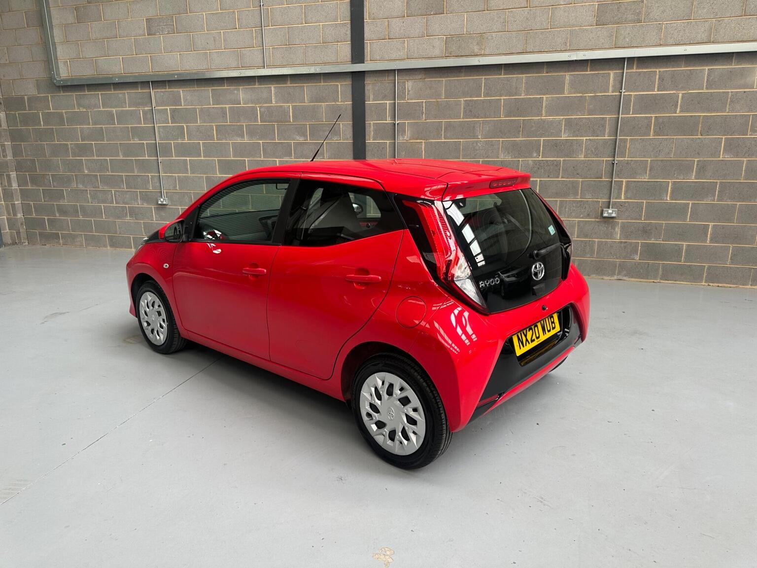 2020 Toyota AYGO 1.0 VVT-i x-play Euro 6 5dr, exterior view 4